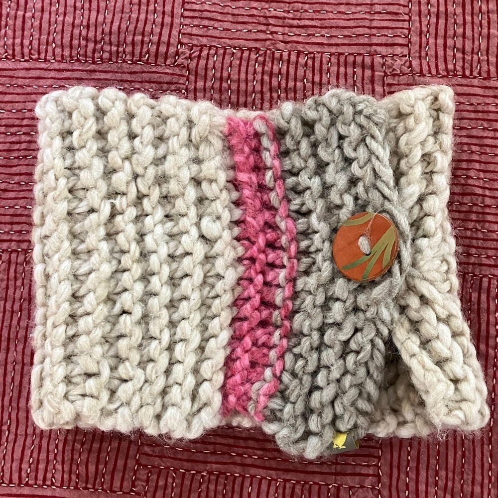 Beautiful chunky Knit Scarf with Button Accent